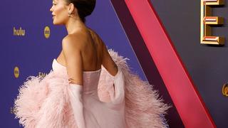 Emmy Awards 2024 kırmızı halısında Rita Ora yine başrolde! Kocası elini eteğinin altına sokup...