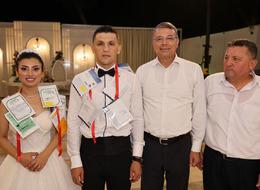 Mersin'de belediye başkanı beşi bir yerde altın yerine beşi bir yerde olarak taktığı hayrete düşürdü