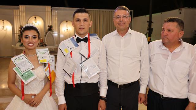 Mersin'de belediye başkanı beşi bir yerde altın yerine beşi bir yerde olarak taktığı hayrete düşürdü