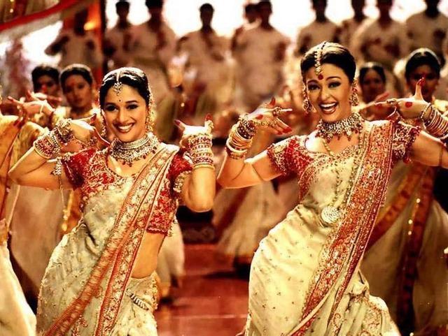 Actresses-Madhuri-and-Aishwarya-dance-in-film-Devdas-1