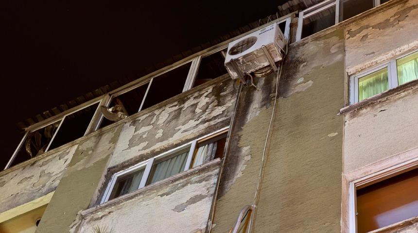 İzmir'de apartmanın çatısında çıkan yangında yaklaşık 100 güvercin telef oldu