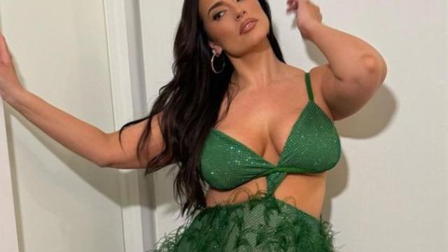 Kıvrımlı model Ashley Graham vücudunu saran elbisesiyle peş peşe poz verdi! 'Dünyanın en seksi kadını' 