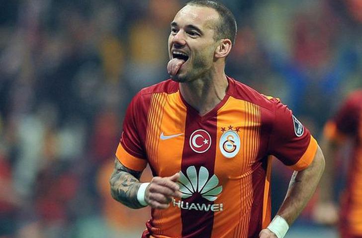 Fenerbahçe ile Galatasaray'ın hafta sonunda karşı karşıya geleceği derbi öncesi maç sosyal medyada şimdiden başladı. Sarı-kırmızılılar, Sneijder ve Hagi isimlerinin Legends serisi kapsamında özel tişörtleri satışa sundu. Sneijder'in tanıtım videosunda Fen 19111962-728xauto