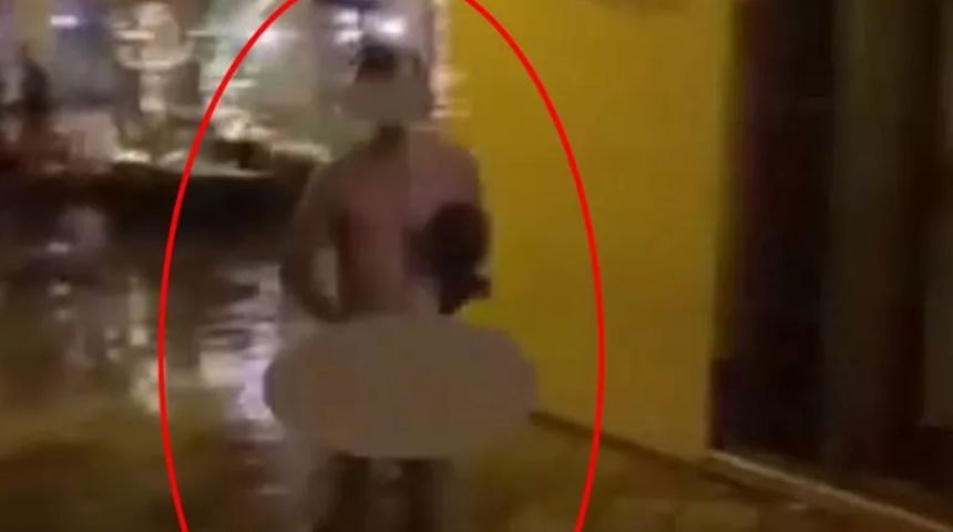 Damat bekarlığa veda etmeyi çok yanlış anladı! Çıplak bir şekilde sokakta koşmaya başladı... Sarhoş damat çevredekiler tarafından tekme tokat dövüldü