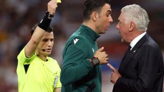 Şampiyonlar Ligi'nde gecenin olayı! Onu hiç böyle görmediniz... Halil Umut Meler penaltı çalınca, Ancelotti sahaya dalıp tepki gösterdi! Karar 'VAR'dan döndü