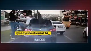 Magandalar terör estirdi! Korna çaldı diye arabanın önünü kesip 3 kişi 1 kişiyi dövdü