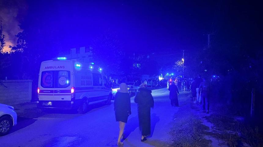 Sakarya'da iki katlı ahşap ev, depo ve ahır yandı