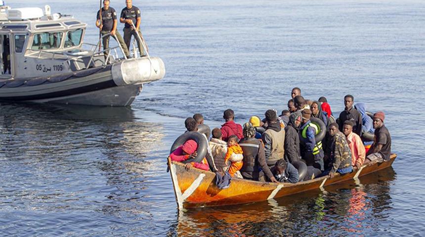 Ege denizi kovalamacaya şahit oldu! Göçmenler silah zoruyla denize atıldı