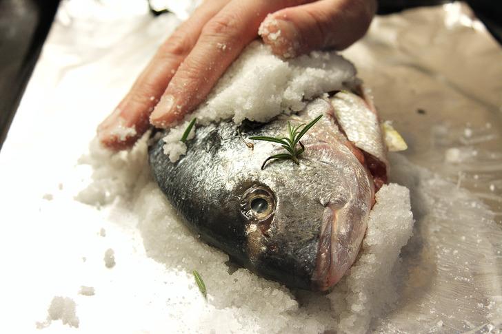 Tuzda balık tarifi: Tuzda balık nasıl yapılır?