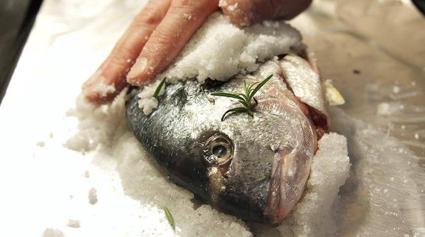 Tuzda balık tarifi: Tuzda balık nasıl yapılır?