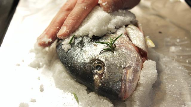 Tuzda balık tarifi: Tuzda balık nasıl yapılır?