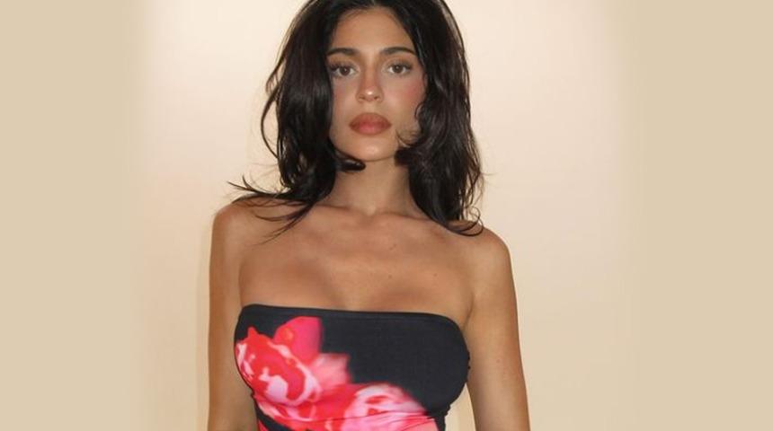 "Keşke hiç yaptırmasaydım" demişti ama... Kylie Jenner'ın son pozuna yorum yağdı: Yine mi büyüttün?