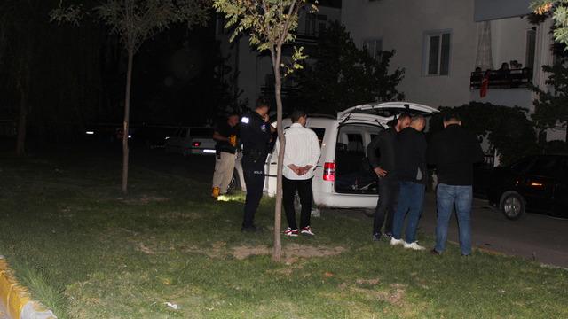 Gece vakti mahalle silah sesleriyle yankılandı! Damadına ateş ederken ona siper olan kızını da vurdu... Kadın öldü, damat ağır yaralı