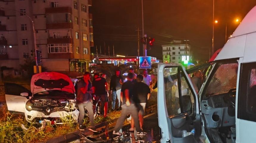 Samsun'da minibüs ile otomobilin çarpışması sonucu 5 kişi yaralandı