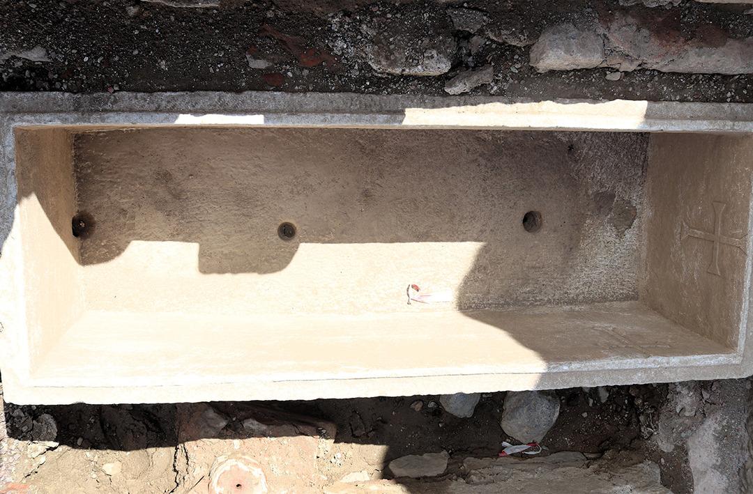 Tarihin farklı y&uuml;zyıllarına tanıklık etti! İzmir'de heyecanlandıran keşif, bulan araştırmacı bile şaşırdı: İ&ccedil;inde 12 iskelet &ccedil;ıktı