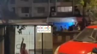 Sokakta çalan müziğin ritmine evinden dahil oldu! Penceresinin önündeki dans performasını böyle kaydettiler... Sosyal medyada çok konuşulan anlar