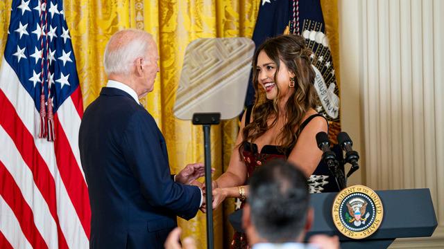 Başkan herkesi şaşırttı! Güzel oyuncuya öyle bir soru sordu ki... Bana iş bulabilir misin?