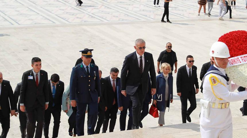 TFF Başkanı Hacıosmanoğlu ve Yönetim Kurulu Üyeleri, Anıtkabir'i ziyaret etti
