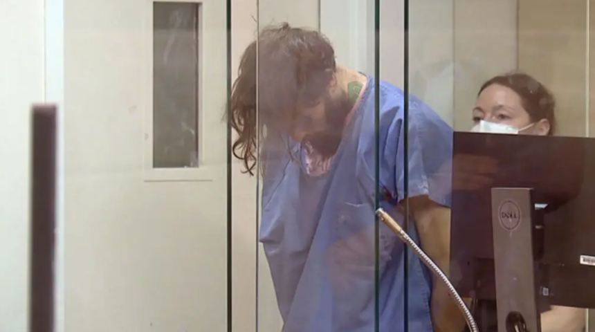 Kimse anlam veremedi! Tren istasyonunda 'Sen katil bir robotsun' diyerek yaşlı adama saldırdı... Kulağını ısırıp koparttı