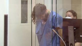 Kimse anlam veremedi! Tren istasyonunda 'Sen katil bir robotsun' diyerek yaşlı adama saldırdı... Kulağını ısırıp koparttı