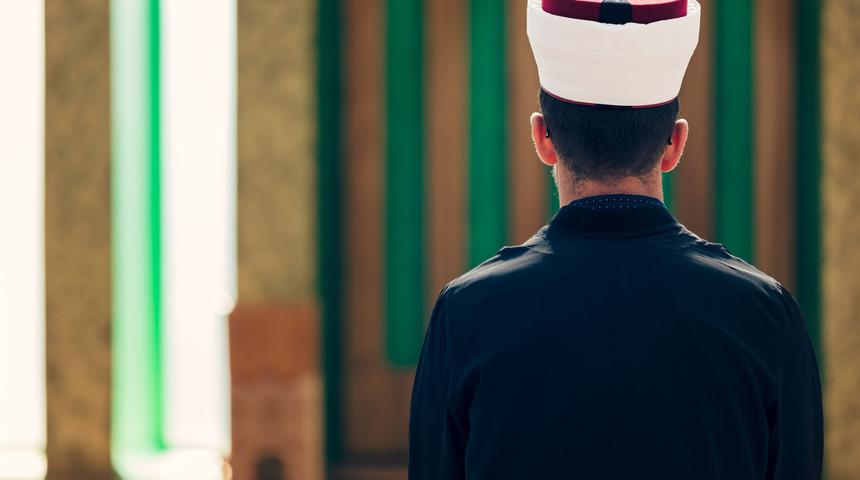 Müftü arabada yarı çıplak halde başka kadınla yakalandı! Çarşaflı karısını götürüp 'O bendim' dedirtti... Konya'da skandal olay