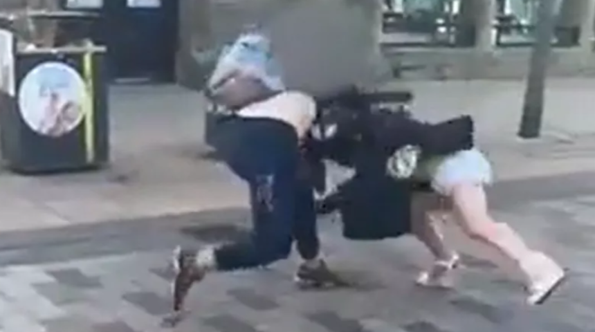 Sokak ortasında kadınlar kavga etti! Dakikalar sonra çevredekiler araya girerek ayırmayı başardı... "İkinizde durun"