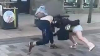 Sokak ortasında kadınlar kavga etti! Dakikalar sonra çevredekiler araya girerek ayırmayı başardı... İkinizde durun