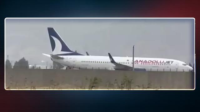 SON DAKİKA | Hakkari'de yolcu uçağı pistten çıktı! Tekerler çamura saplandı... İçinde belediye başkanı da var