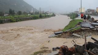 Trabzon Araklı'da sel! Dereler taştı, kara yolu ulaşıma kapandı