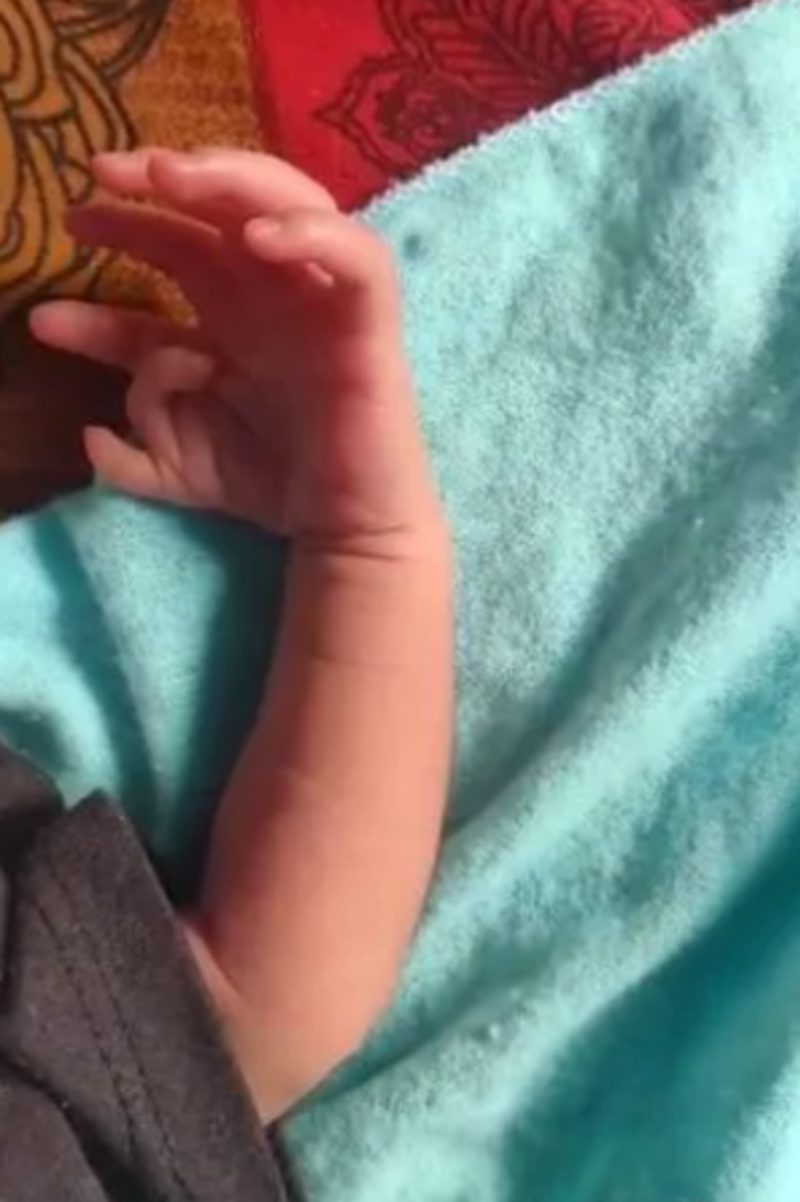 Kendisi küçücük ama etkisi çok büyük! 14 el ve 12 ayak parmağıyla doğan bebek ilan edildi... "Çok mutluyuz" G2