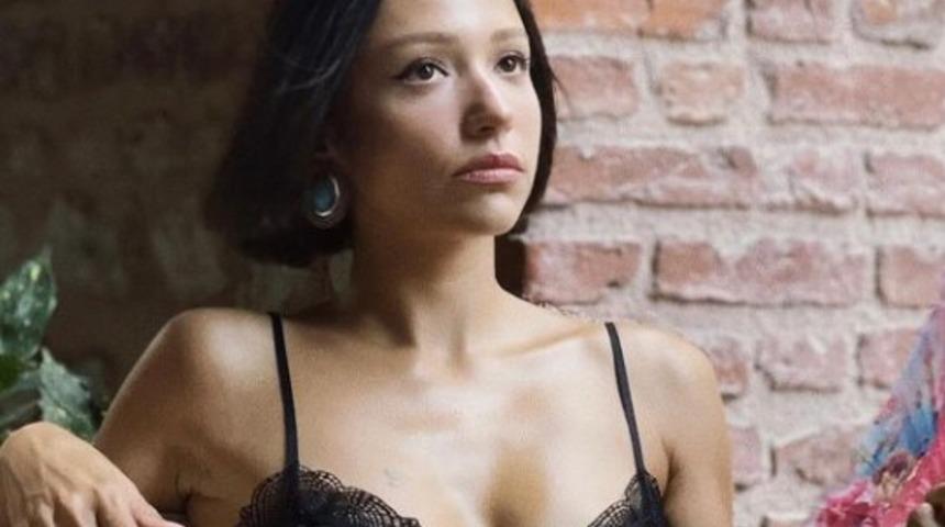 Zeynep Bastık leopar elbisesiyle poz vermek için tuvalette şekilden şekle girdi! Yorum yağmuruna tutuldu