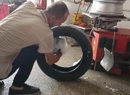 ‘Kadın sürücü, nasılsa anlamaz’ deyip, 20 bin lira fiyat çektiler! Mahalle lastikçisinden akılalmaz oyun! Yetkili bayi çalışanları bile nasıl olduğunu anlamadı