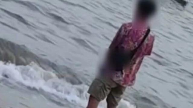 Mide bulandıran görüntüler! Güpegündüz denizin kıyısına gelerek sahilde tuvaletini yaptı... İğrendim resmen