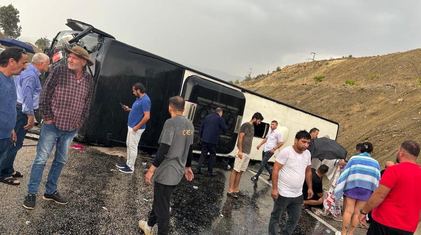 Antalya'da yolcu otobüsü devrildi: 10 yaralı