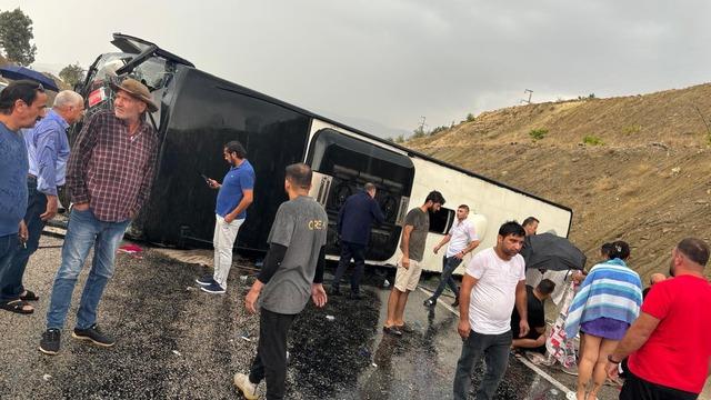 Antalya'da yolcu otobüsü devrildi: 10 yaralı