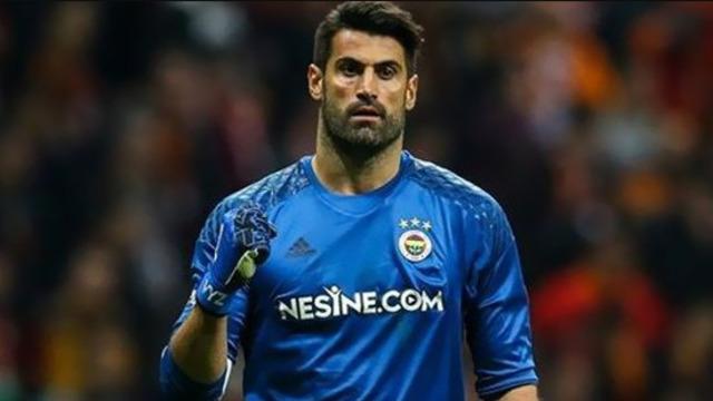 Volkan Demirel, yıldönümü hediyesi olarak  eşi Zeynep Sever Demirel'i dev derbiye götürdü