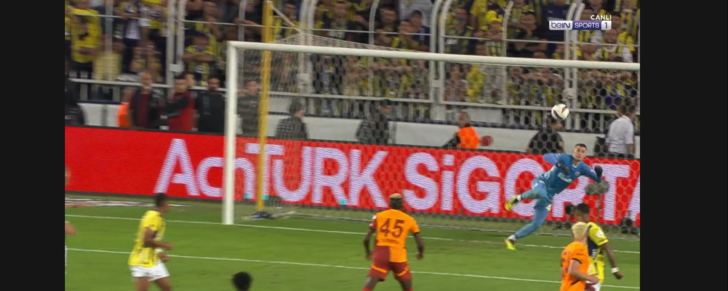 Dev derbide akıl almaz olay! Her şey 1 dakikada oldu... Önce tuttu sonra kendi kalesine attı! G3