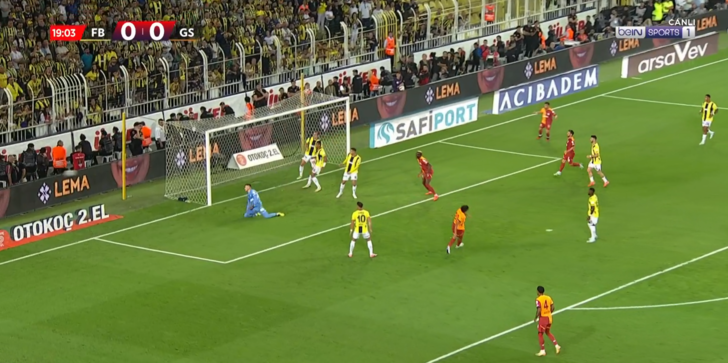 Dev derbide akıl almaz olay! Her şey 1 dakikada oldu... Önce tuttu sonra kendi kalesine attı! G2