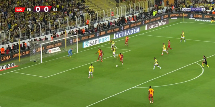 Dev derbide akıl almaz olay! Her şey 1 dakikada oldu... Önce tuttu sonra kendi kalesine attı! G5