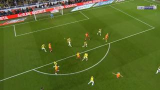 Dev derbide akıl almaz olay! Her şey 1 dakikada oldu... Önce tuttu sonra kendi kalesine attı!