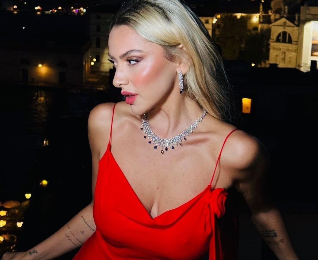 Hadise yine sınır tanımadı! Transparan &uuml;stl&uuml; paylaşımı olay oldu