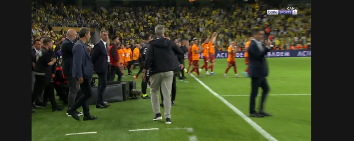 SON DAKİKA: Maç sonu Galatasaray çimlerde büyük sevinç yaşadı, Fenerbahçeli futbolcular içeri girmedi! Mert Hakan Yandaş... G1