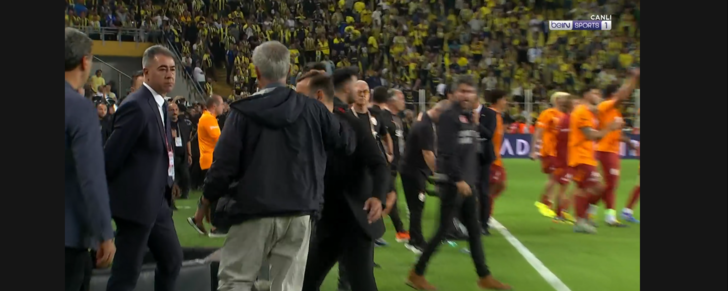 SON DAKİKA: Maç sonu Galatasaray çimlerde büyük sevinç yaşadı, Fenerbahçeli futbolcular içeri girmedi! Mert Hakan Yandaş... G2
