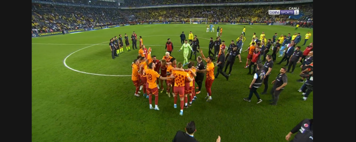 SON DAKİKA: Maç sonu Galatasaray çimlerde büyük sevinç yaşadı, Fenerbahçeli futbolcular içeri girmedi! Mert Hakan Yandaş... G4