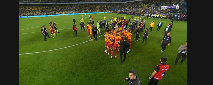 SON DAKİKA: Maç sonu Galatasaray çimlerde büyük sevinç yaşadı, Fenerbahçeli futbolcular içeri girmedi! Mert Hakan Yandaş... G5