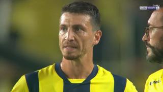 SON DAKİKA: Maç sonu Galatasaray çimlerde büyük sevinç yaşadı, Fenerbahçeli futbolcular içeri girmedi! Mert Hakan Yandaş...