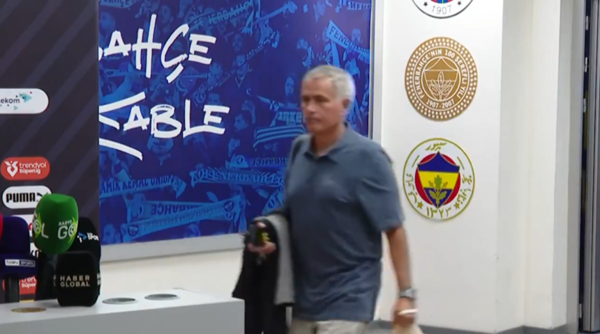 SON DAKİKA: Kadıköy'de mağlubiyet sonrası olay! Mourinho Okan Buruk'a kızdı, basın toplantısına katılmayarak stadı terk etti