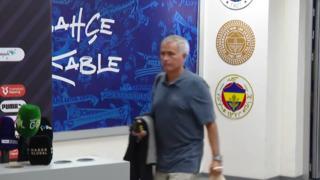 SON DAKİKA: Kadıköy'de mağlubiyet sonrası olay! Mourinho Okan Buruk'a kızdı, basın toplantısına katılmayarak stadı terk etti