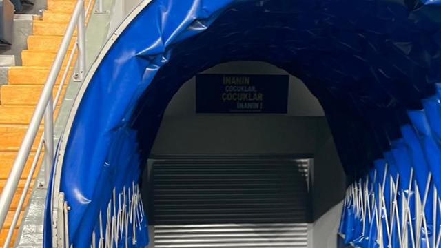 Fenerbahçe-Galatasaray maçının sonunda 'kepenk' tartışması! ''Su şişeleri attılar, kepenkleri kapattılar