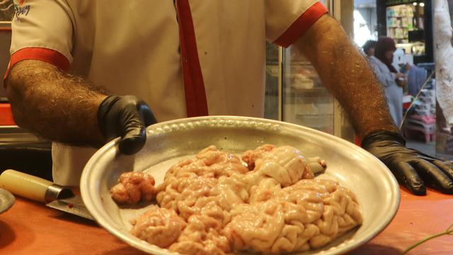 Bir porsiyonunu 200 TL'ye satıyorlar! Adı da görüntüsü de garip ama... 'Çok rağbet görüyor'